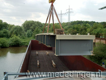 Het laden van een aquaductdeel in Afschaffenburg (D)